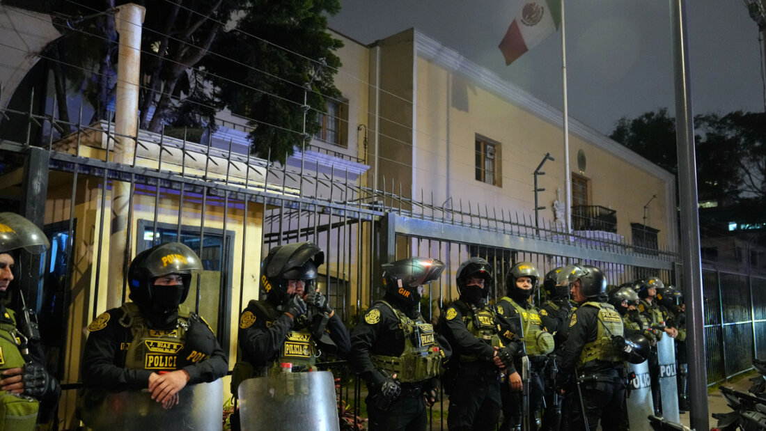 dpatopbilder - Polizisten bewachen die mexikanische Botschaft in Lima. Foto: Martin Mejia/AP/dpa 20251104055428718.jpg