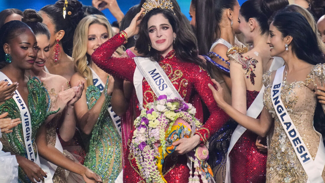 dpatopbilder - Fatima Bosch (M) wird nach ihrem Sieg bei der Miss Universe-Wahl 2025 von den anderen Teilnehmerinnen gefeiert. Foto: Sakchai Lalit/AP/dpa 20251121164230480.jpg