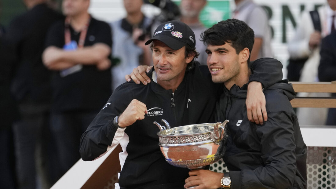 Carlos Alcaraz und sein langjähriger Coach Juan Carlos Ferrero posieren nach dem Triumph am French Open 2024 20251217143057679.jpg