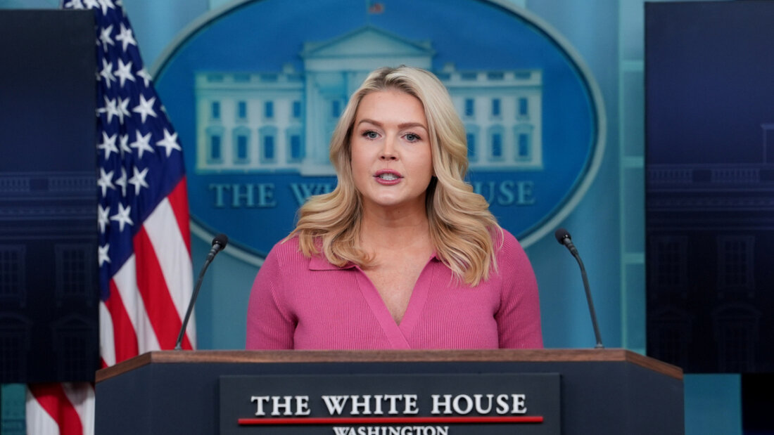 ARCHIV - Die Pressesprecherin des Weißen Hauses, Karoline Leavitt, spricht während eines Briefings im Weißen Haus zu Journalisten. Foto: Alex Brandon/AP/dpa 20260219054320648.jpg