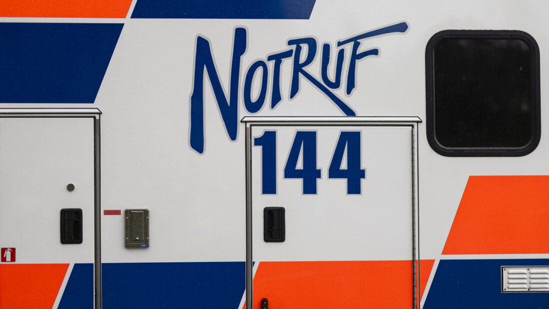 Die Ambulanz brachte zwei verletzte Autofahrer ins Spital. (Symbolbild) 20260221084808748.jpg