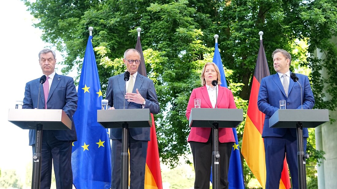 Markus Söder (CSU, l-r), Ministerpräsident von Bayern und CSU-Vorsitzender, Bundeskanzler Friedrich Merz (CDU), Bärbel Bas (SPD), Bundesministerin für Arbeit und Soziales, und Lars Klingbeil (SPD), Bundesminister der Finanzen. Foto: Michael Kappeler/dpa 20260702100314255.jpg
