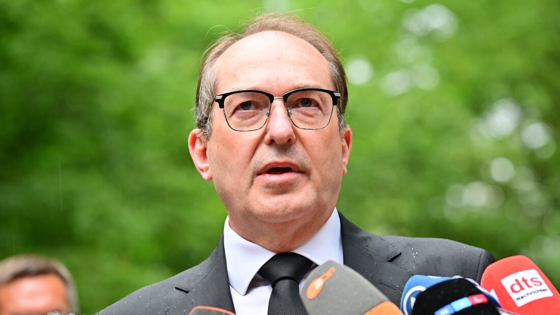 Alexander Dobrindt (CSU), deutscher Bundesinnenminister, spricht nahe dem Bereich, wo ein Fahrzeug einen Baum gerammt hatte, zur Presse. Foto: Sebastian Gollnow/dpa 20260726144341469.jpg