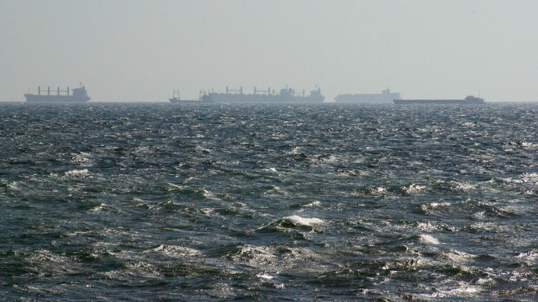 ARCHIV - Schiffe am Horizont warten auf Einlass in den Hafen Constanta. Wegen des russischen Angriffskriegs gegen die Ukraine wird der Transport des weltweit benötigten ukrainischen Weizens über ukrainische Schwarzmeer-Häfen behindert. Foto: Kathrin Lauer/dpa 20261020131826755.jpg