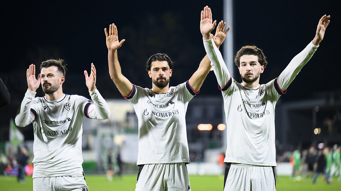 Für Nicolas Vouilloz (Bildmitte) ist die Saison mit dem FC Basel nach einer Oberschenkelverletzung gelaufen 20240517100325817.jpg