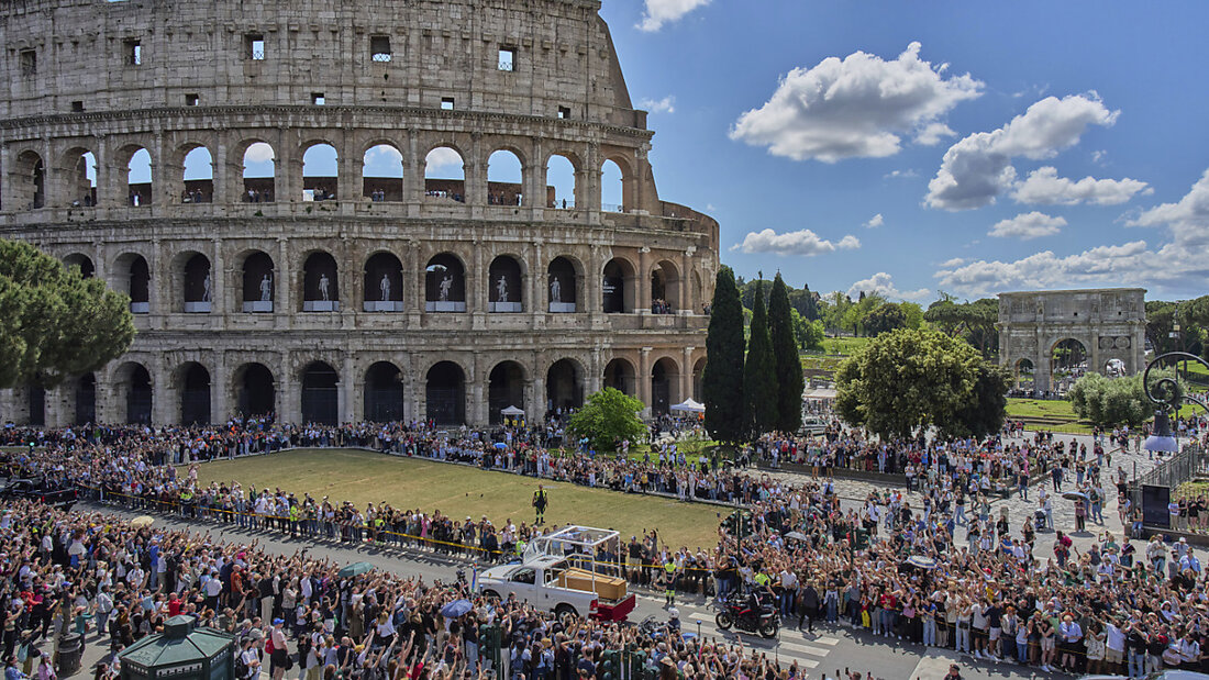 Der Sarg von Papst Franziskus wird in einem umgebauten Papamobil am Kolosseum vorbei in Richtung der Basilika Santa Maria Maggiore, wo der verstorbene Ponitfex zur ewigen Ruhe gebettet wird, gefahren. Foto: Bernat Armangue/AP/dpa 20250426131633251.jpg