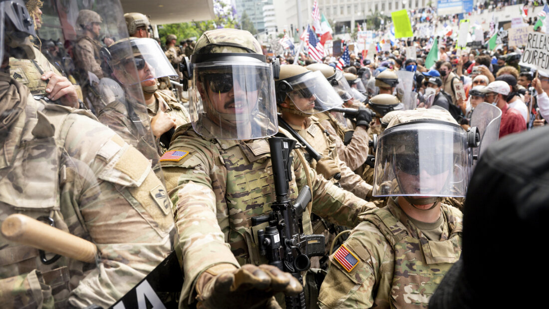 Die kalifornische Nationalgarde und Marineinfanteristen drängen Demonstranten zurück während einer Demonstration vor dem Bundesgebäude. Foto: Noah Berger/AP/dpa 20250620082819900.jpg