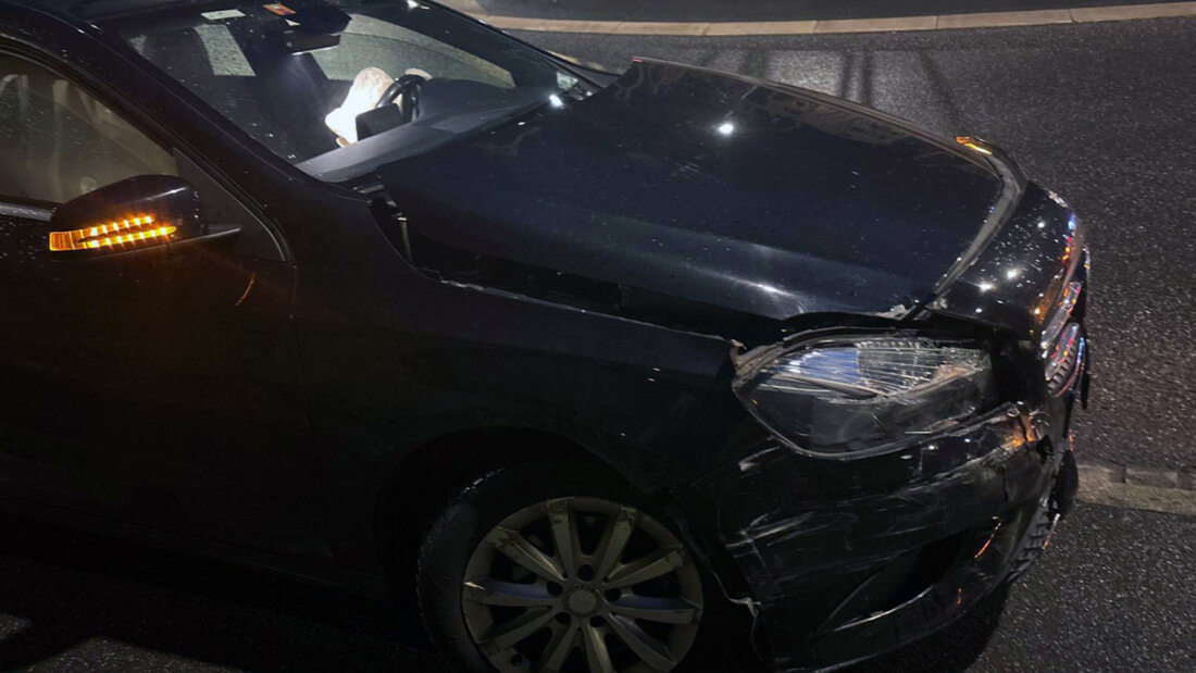 Ein Automobilist in fahrunfähigem Zustand und ohne Führerausweis prallte in Glarus in einen anderen Personenwagen. 20250823092636697.jpg