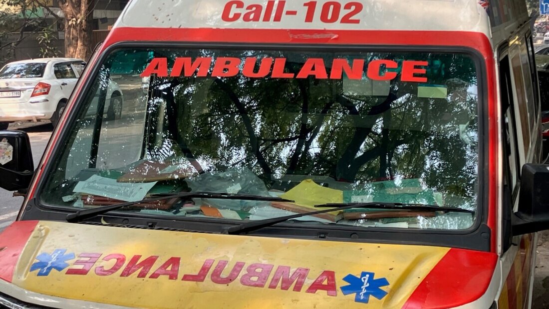 ARCHIV - Ein indischer Krankenwagen. Foto: Dirk Godder/dpa/Archivbild 20251207080655567.jpg