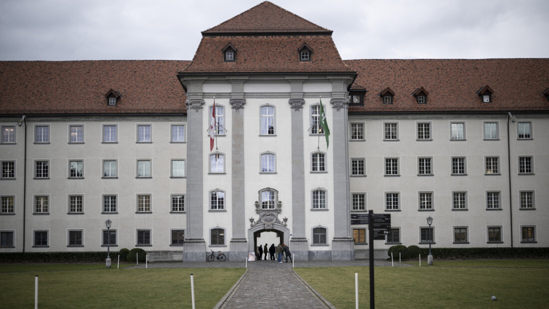 Mit dem Entlastungspaket dürften die Defizite des Kantons St. Gallen weniger hoch ausfallen als zunächst prognostiziert. Im Bild zu sehen ist das Regierungsgebäude. (Archivbild) 20260106114057906.jpg