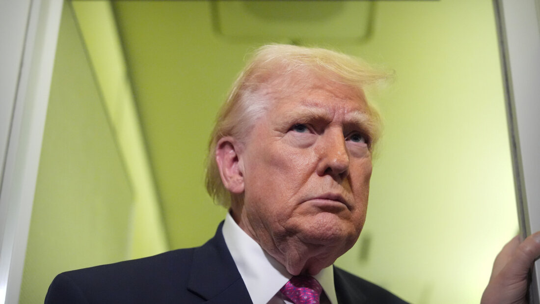 ARCHIV - US-Präsident Donald Trump spricht zu Reportern an Bord der Air Force One. Foto: Mark Schiefelbein/AP/dpa/Archivbild 20260405211857951.jpg