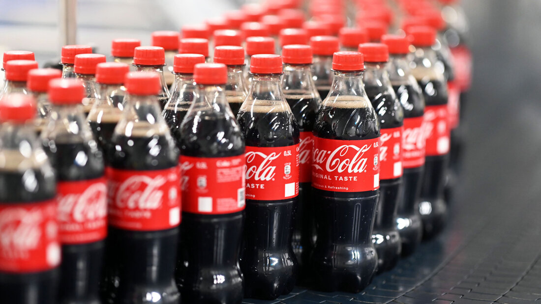 ARCHIV - Coca-Cola-Flaschen laufen über ein Förderband. Foto: Uli Deck/dpa 20260729174117036.jpg