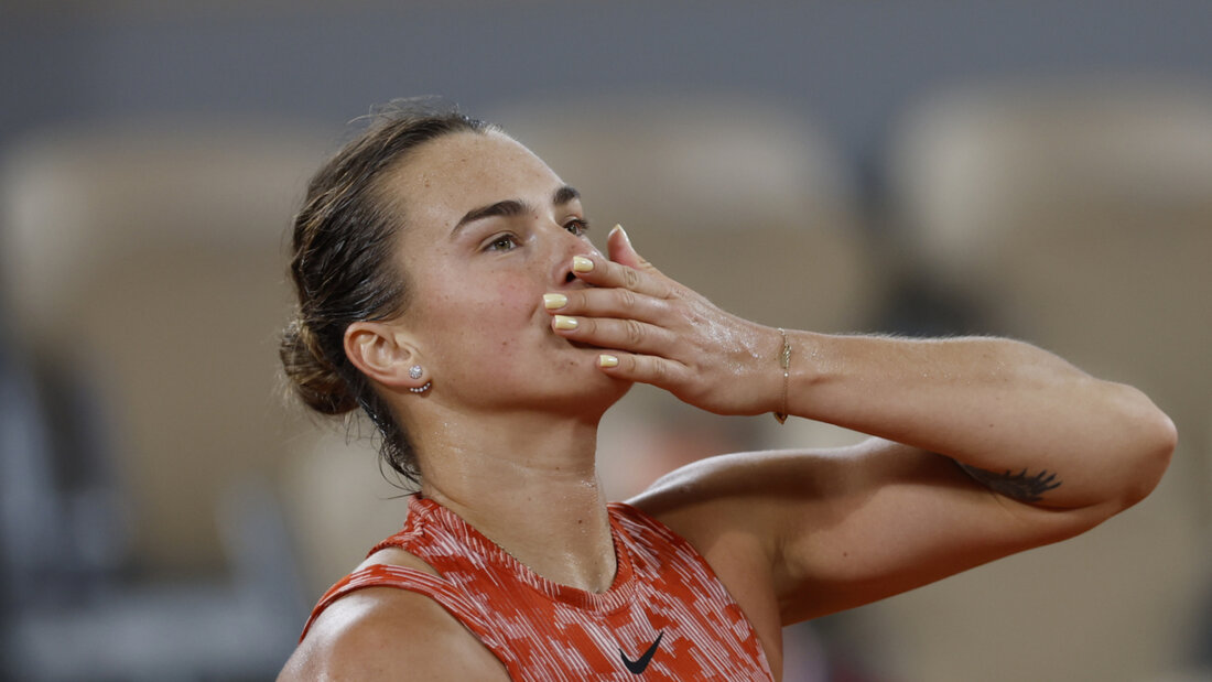 Aryna Sabalenka bedankt sich beim diesjährigen French Open beim Publikum 20240617174838777.jpg