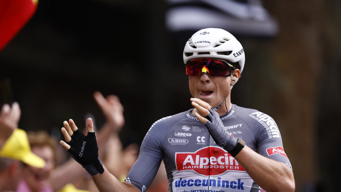 Jasper Philipsen, hier beim Auftaktsieg an der Tour de France, gewinnt auch die 1. Etappe der Vuelta 20250823185212407.jpg