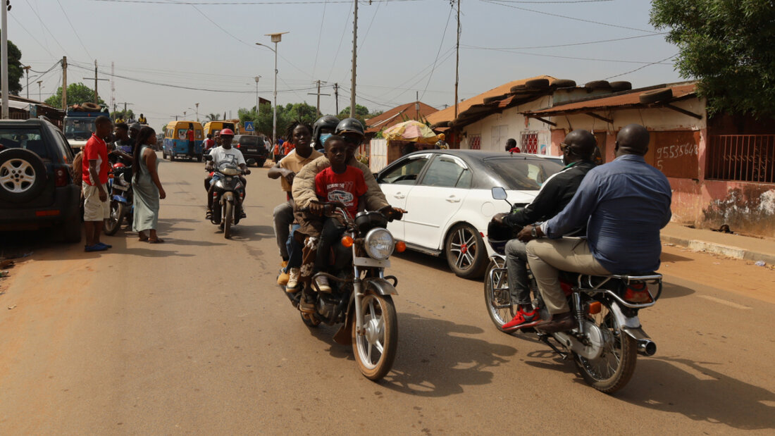 Menschen fahren auf Motorradtaxis auf der Straße. Wenige Tage nach einer Wahl in Guinea-Bissau droht ein gewaltsamer Umsturz in dem westafrikanischen Küstenland. Foto: Darcicio Barbosa/AP/dpa 20251127182544892.jpg