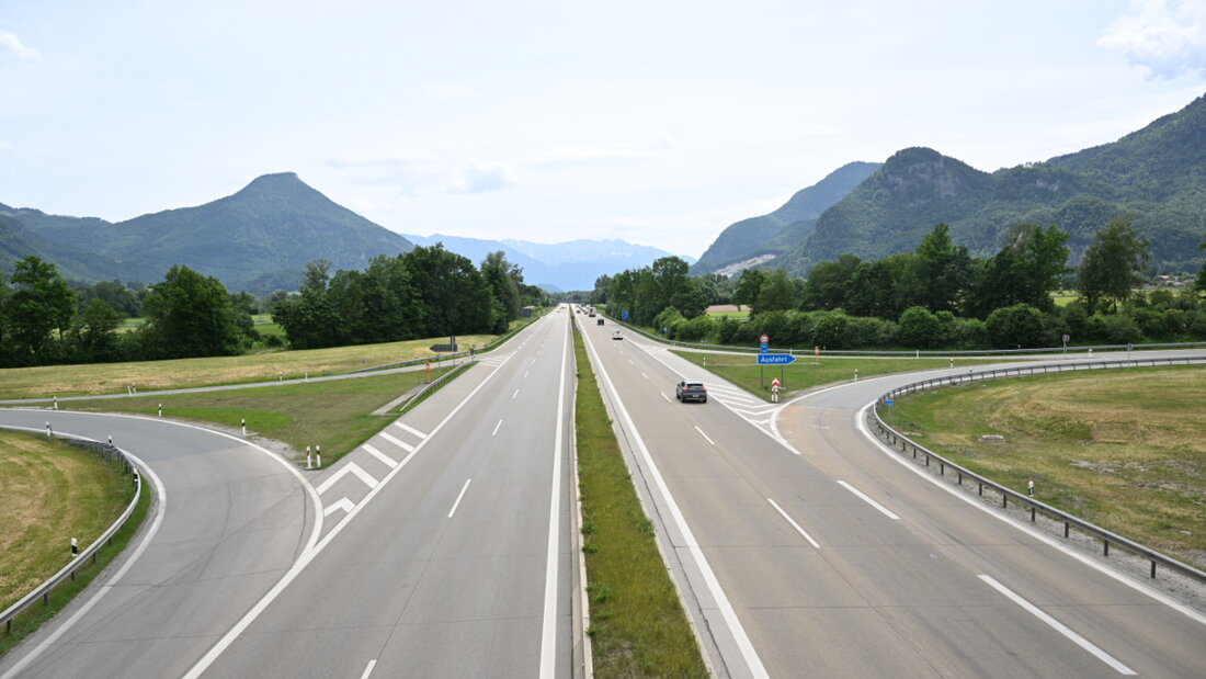 Wenig Fahrzeuge sind auf der A8 bei Brannenburg unterwegs Richtung Brenner. Die Brennerautobahn in Tirol, Österreich, ist für eine Anwohner-Demonstration für mehrere Stunden gesperrt. Die Anwohner protestieren gegen die seit Jahren wachsende Verkehrsflut. Foto: Felix Hörhager/dpa 20260531070734751.jpg
