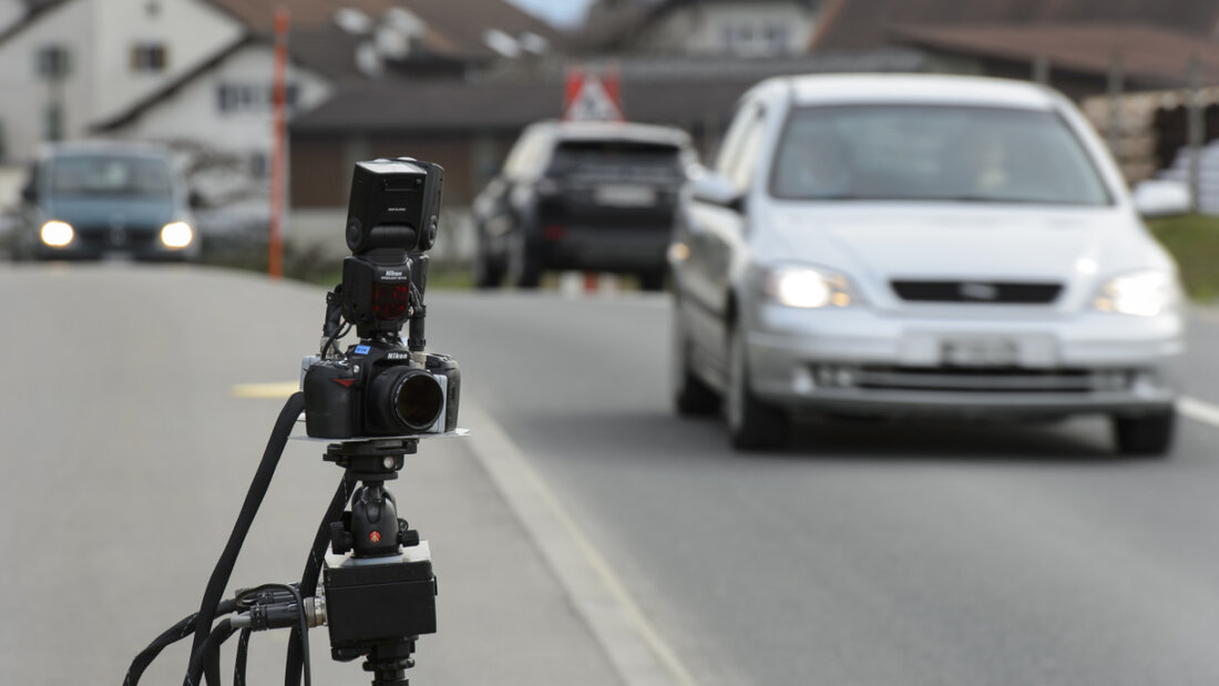 Bei Geschwindkeitsmessungen am Freitag hat die St. Galler Kantonspolizei zwei Schnellfahrer aus dem Verkehr gezogen. Beide mussten ihren Führerausweis abgeben. (Symbolbild) 20250719100125639.jpg