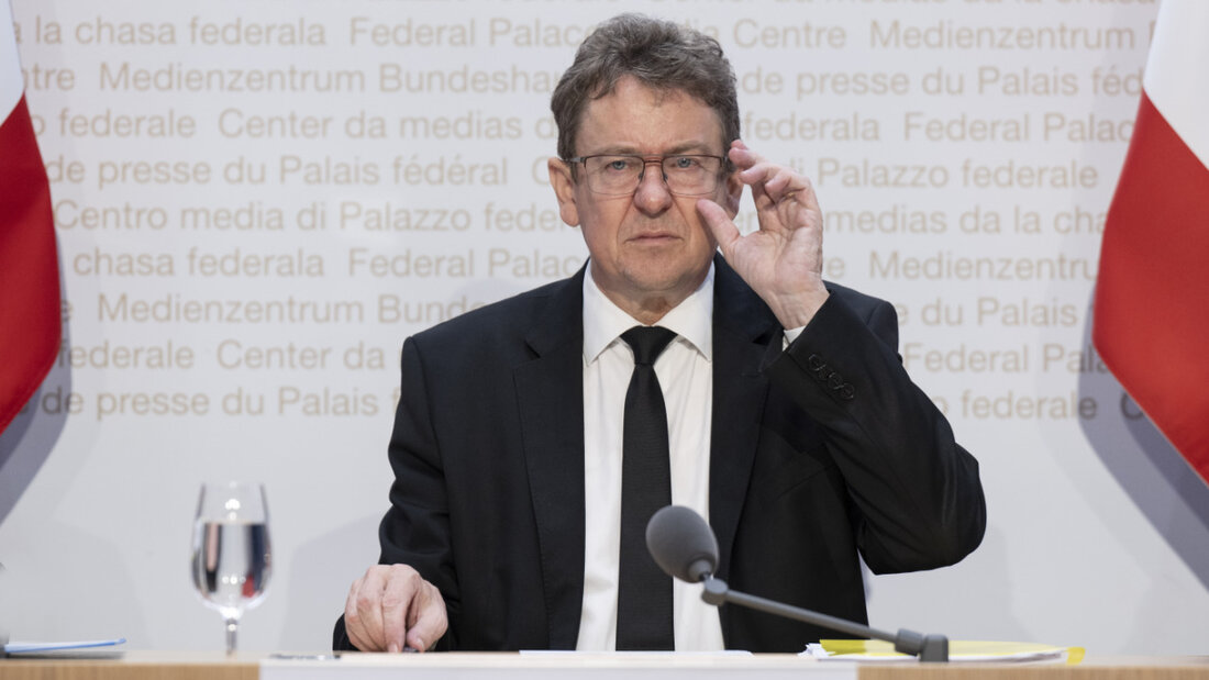 Halterinnen und Halter von E-Autos sollen ab 2030 eine Steuer zur Finanzierung der Strassen bezahlen. Das will Verkehrsminister Albert Rösti und mit ihm der Gesamtbundesrat. 20250926153920327.jpg