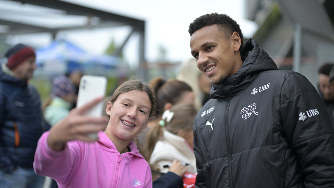Luca Jaquez posiert erstmals als Schweizer A-Nationalspieler mit Fans 20251008050017776.jpg