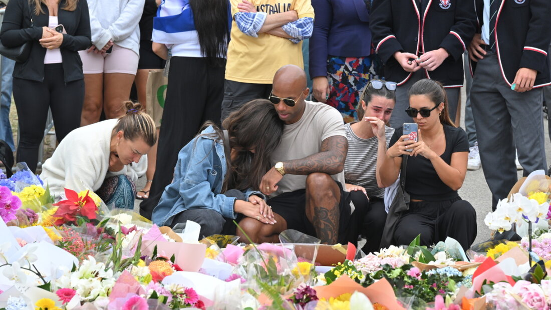 Menschen trauern am Bondi Beach und legen Blumen nieder 20251216080042470.jpg