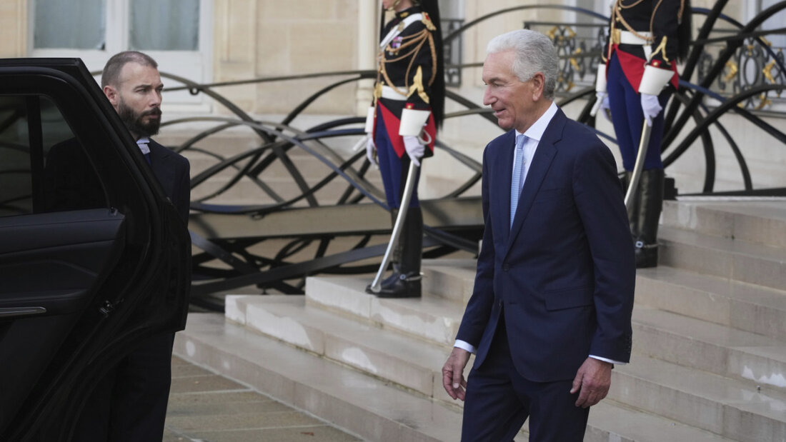 ARCHIV - Der US-Botschafter in Frankreich, Charles Kushner, verlässt den Elysee-Palast nach einem Gipfeltreffen zur Ukraine in Paris. Foto: Michel Euler/AP/dpa 20260224175438977.jpg