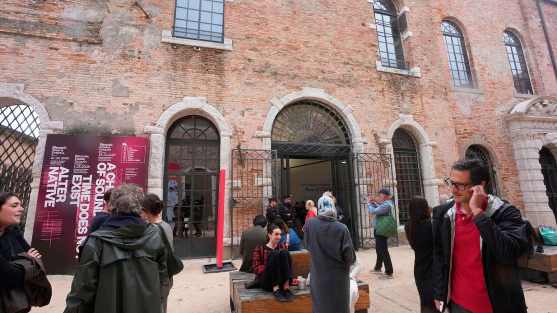 Besucher stehen vor dem israelischen Pavillon auf der 61. Kunstbiennale Venedig 2026. Foto: Luca Bruno/AP/dpa 20260508192338835.jpg