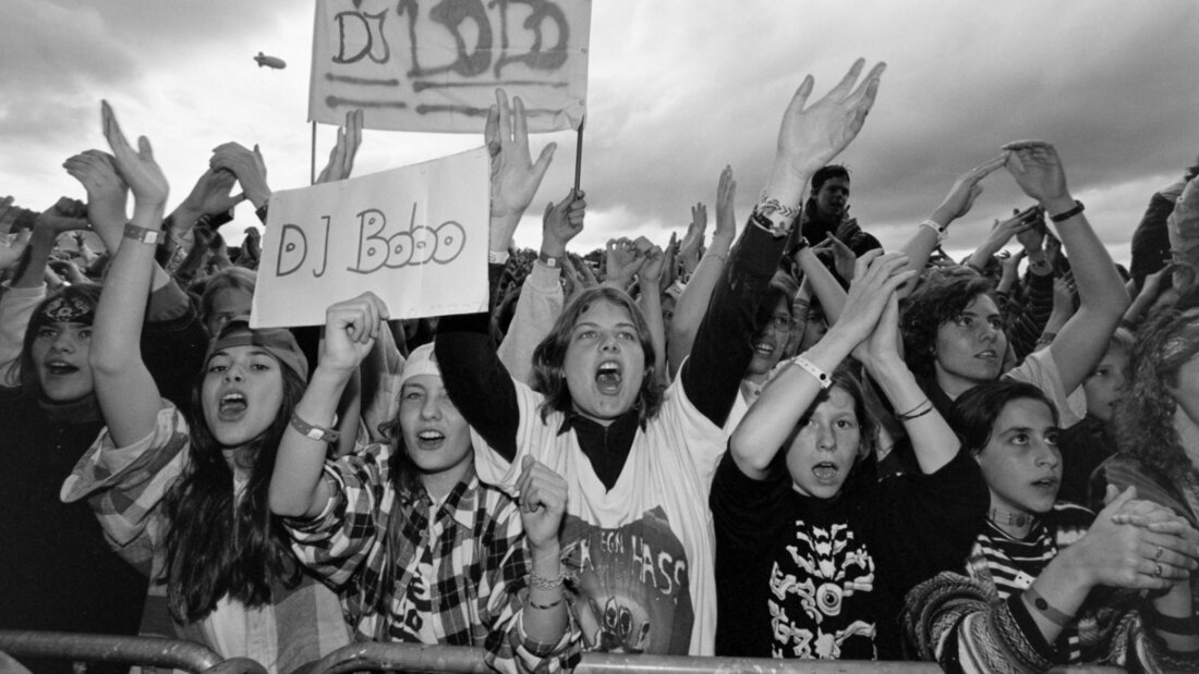 Fans von DJ Bobo jubeln dem Sänger und Tänzer am 18. Juni 1995 an dessen erstem Openair-Auftritt in Lengnau AG zu. 20260510120012798.jpg