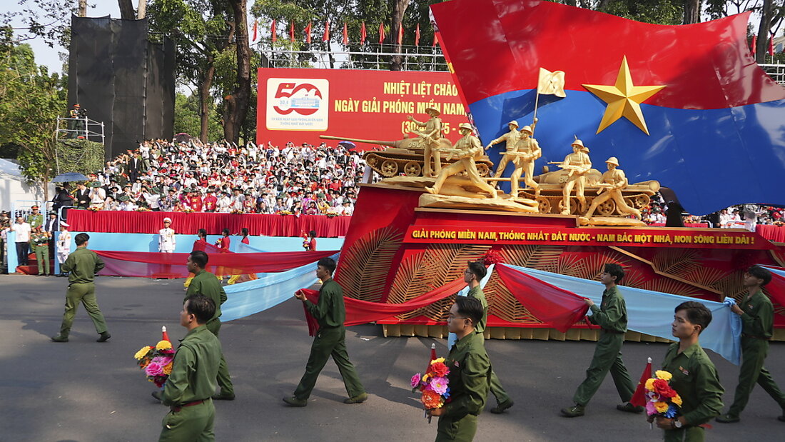 Ein Wagen mit einer Struktur zum Gedenken an den 50. Jahrestag des Endes des Vietnamkriegs wird während einer Parade bewegt. Foto: Hau Dinh/AP/dpa 20250430074735598.jpg