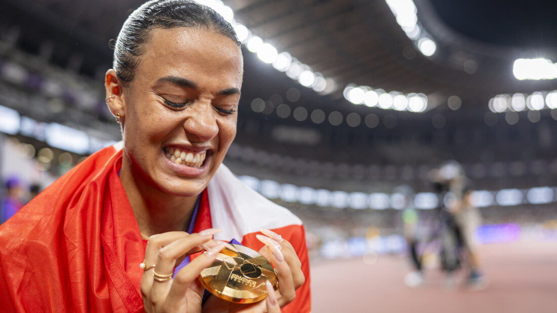 Coolness im Wettkampf, überschäumende Emotionen mit der Gold-Medaille in den Händen: Ditaji Kambundji nach dem weltmeisterlichen Lauf in Tokio 20250915191301669.jpg