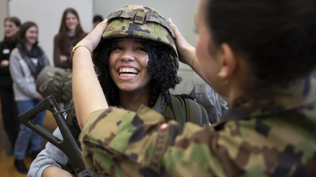 Eine junge Frau probiert an einem Armee-Orientierungstag eine 39 Kilogramm schwere Ausrüstung an. Der Bundesrat will, dass der Orientierungstag für alle jungen Frauen Pflicht wird. (Archivbild) 20251112132627814.jpg