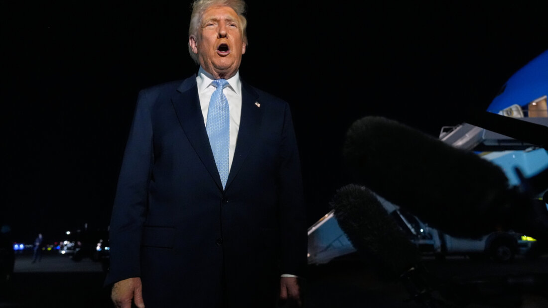 US-Präsident Donald Trump spricht vor dem Einsteigen in die Air Force One am Palm Beach International Airport in West Palm Beach, Florida, zu Reportern. Foto: Manuel Balce Ceneta/AP/dpa 20251117050356233.jpg
