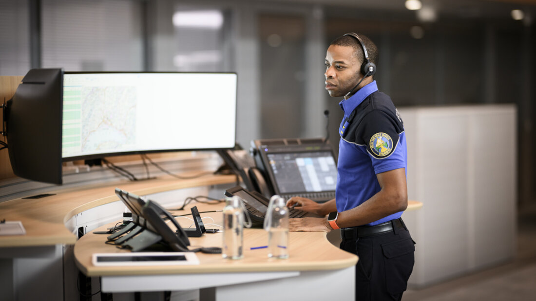 In Montreux VD hat ein Autofahrer zwei Fussgänger lebensbedrohlich verletzt. Laut der Kantonspolizei Waadt schwebt ein 19-jähriger Tourist aus China in Lebensgefahr. (Symbolbild) 20251123143217048.jpg