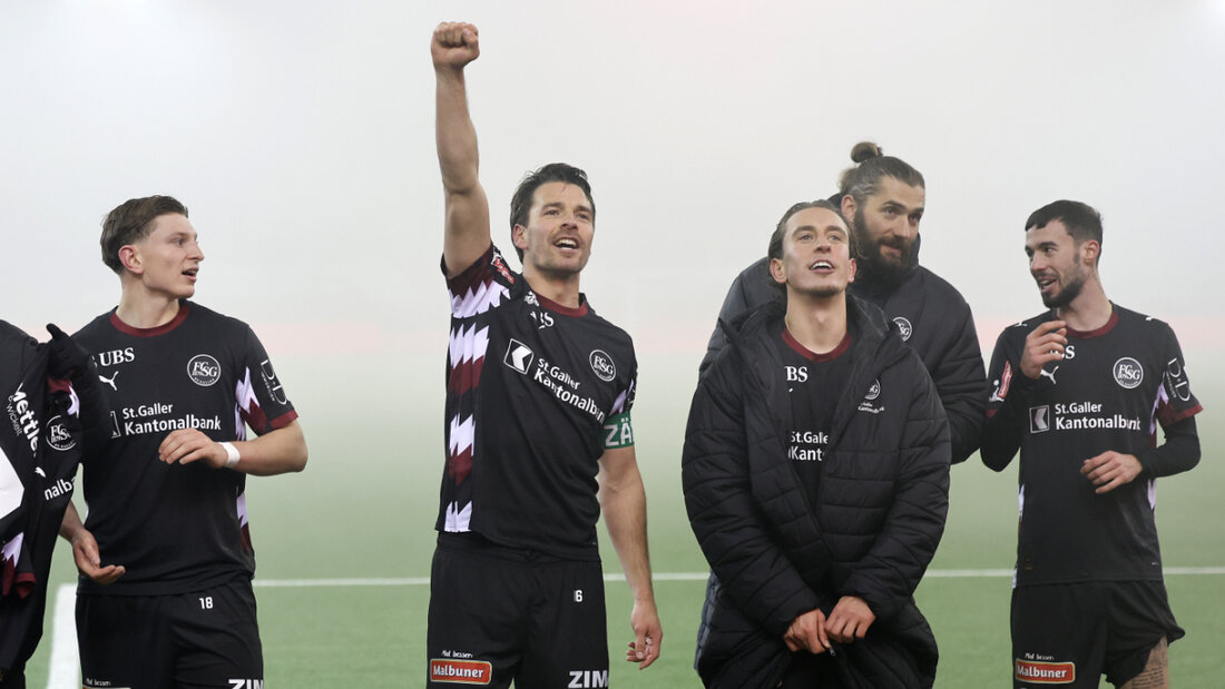 Lukas Görtler und seine St. Galler Teamkollegen freuten sich nach dem Spiel in Thun 20251214135358906.jpg