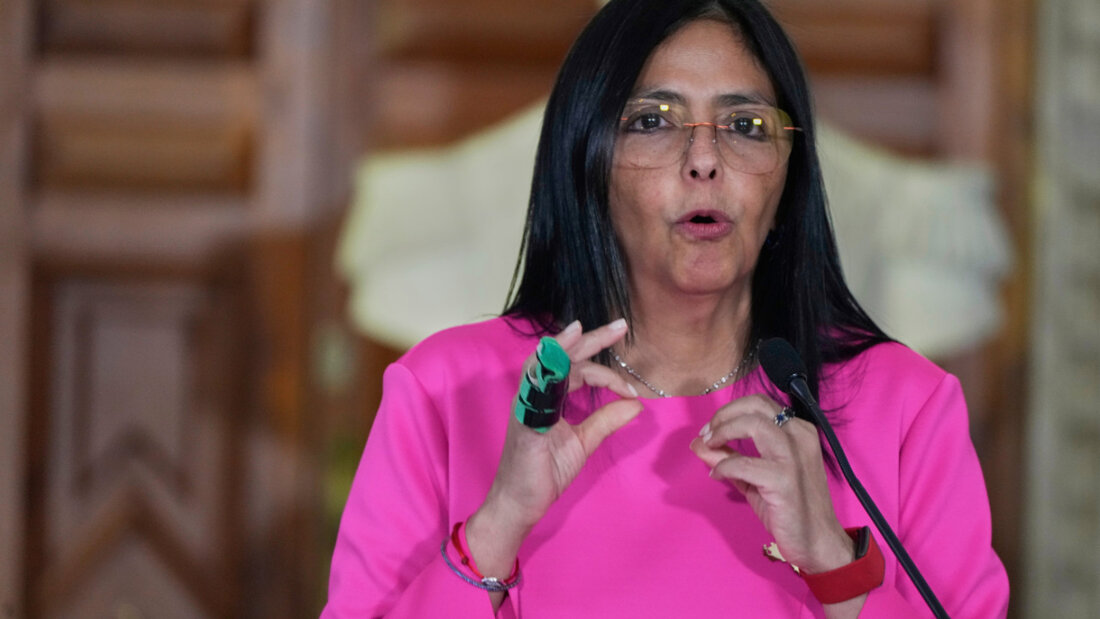 ARCHIV - Die venezolanische Vizepr‰sidentin Delcy RodrÌguez spricht im Auflenministerium zur Presse. Foto: Ariana Cubillos/AP/dpa 20260103204517551.jpg