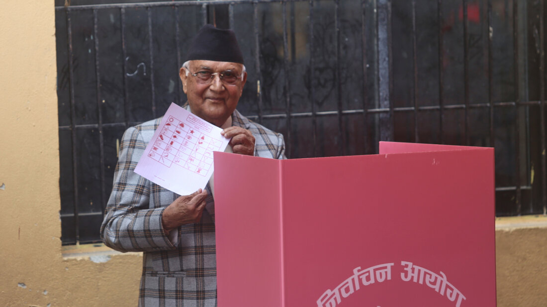 ARCHIV - Khadga Prassad Oli, Vorsitzender der Kommunistischen Partei Nepals (Vereinigte Marxisten-Leninisten), gibt in einem Wahllokal seine Stimme für die Parlamentswahlen ab. Foto: Amul Thapa/AP/dpa (Archivbild) 20260328112936074.jpg