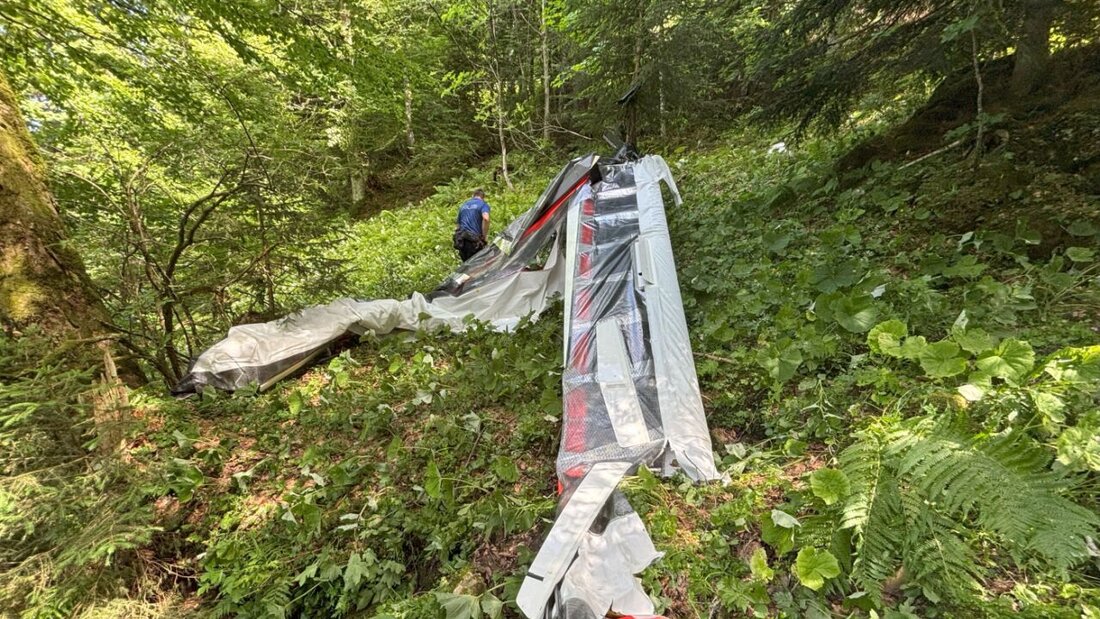 Bei Bilten GL ist am Mittwoch ein Ultraleicht-Trike in den Wald gestürzt. 20260618171114315.jpg