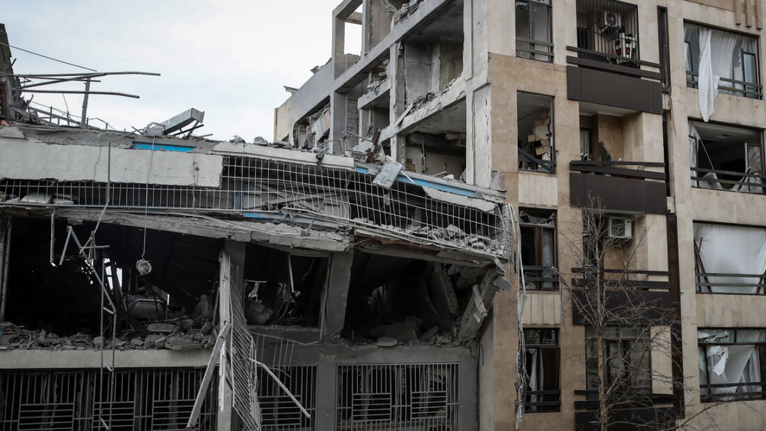 ARCHIV - Ein Blick auf die Schäden nach einem Angriff auf ein Wohnhaus in Teheran inmitten des amerikanisch-israelischen Militäreinsatzes gegen den Iran. Foto: Stringer/dpa 20260623103237018.jpg