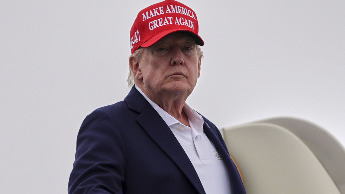 US-Präsident Donald Trump steigt auf dem Flughafen Morristown in die Air Force One ein. Foto: Julia Demaree Nikhinson/AP/dpa 20260817164314722.jpg