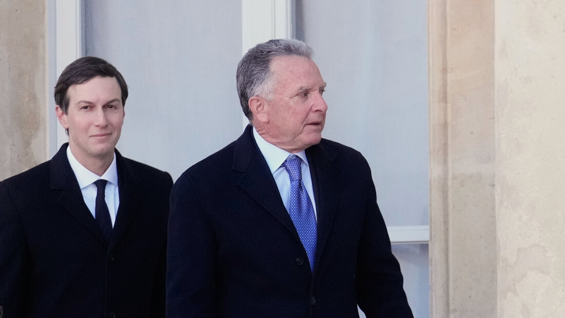 ARCHIV - Der Nahost-Beauftragte der Vereinigten Staaten Steve Witkoff (r.) und der US-Amerikaner Jared Kushner (r) kommen zu einem Treffen der «Koalition der Willigen» zur Ukraine im Elysee-Palast. Foto: Michel Euler/AP/dpa 20260905044239733.jpg