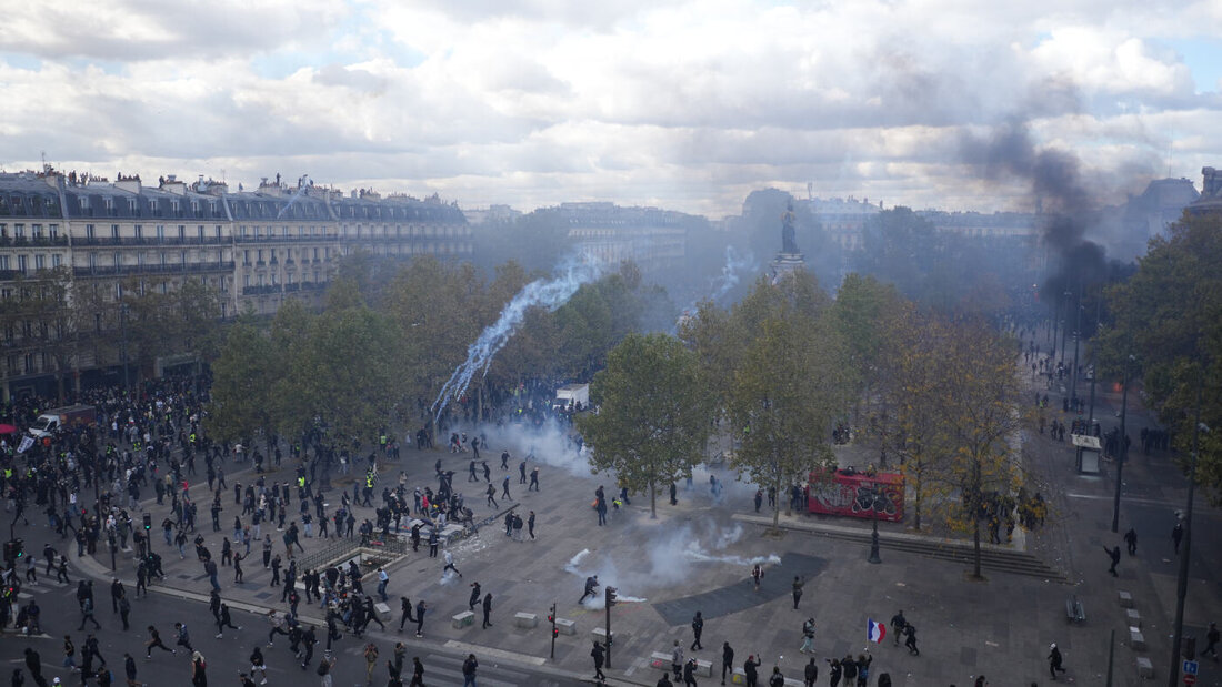 Zusammenstöße zwischen Demonstranten und der Polizei in Paris. Foto: Thibault Camus/AP/dpa 20261017184213701.jpg
