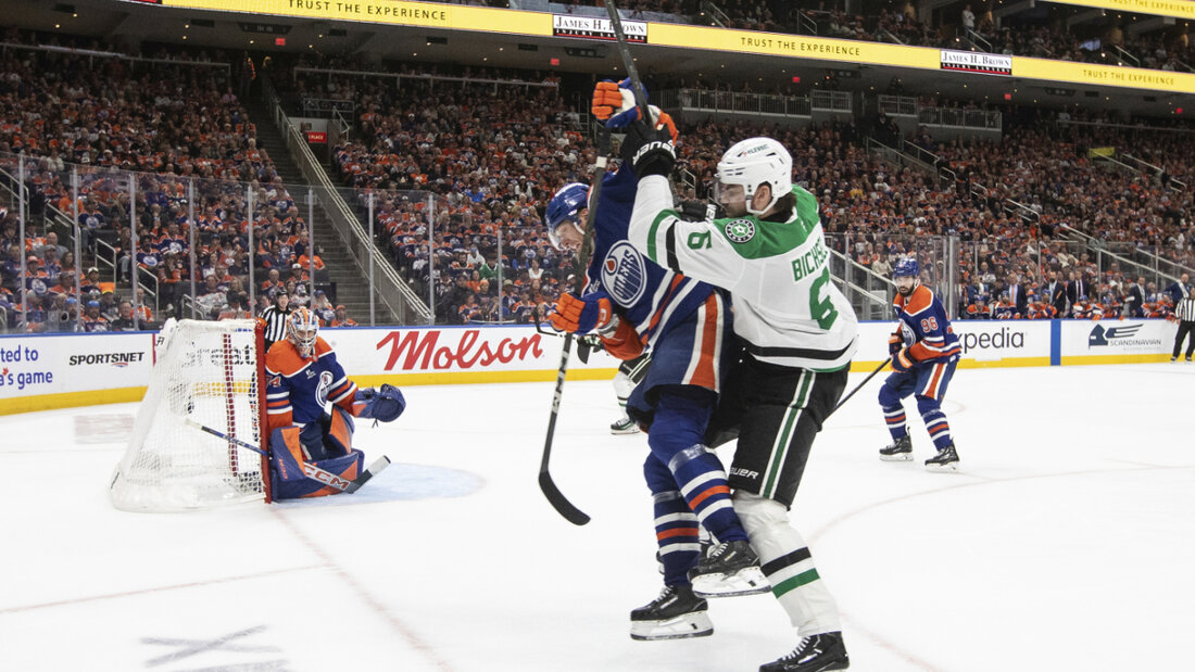 Lian Bichsel von den Dallas Stars im Zweikampf mit Edmontons John Klingberg 20250526070211214.jpg