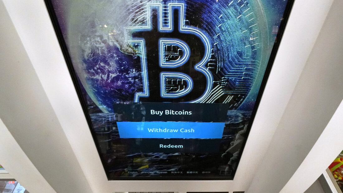 Der Bitcoin-Kurs steht unter Druck - im Bild ein Verkaufsautomat in den USA. (Archivbild) 20260602173321097.jpg