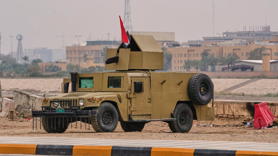 ARCHIV - Ein gepanzertes Humvee-Fahrzeug der irakischen Armee wird in der Nähe des Tigris-Ufers zum Schutz der befestigten «Grünen Zone» der US-Botschaft in Bagdad eingesetzt, Samstag, 14. März 2026. Foto: Hadi Mizban/AP/dpa 20260628112304770.jpg