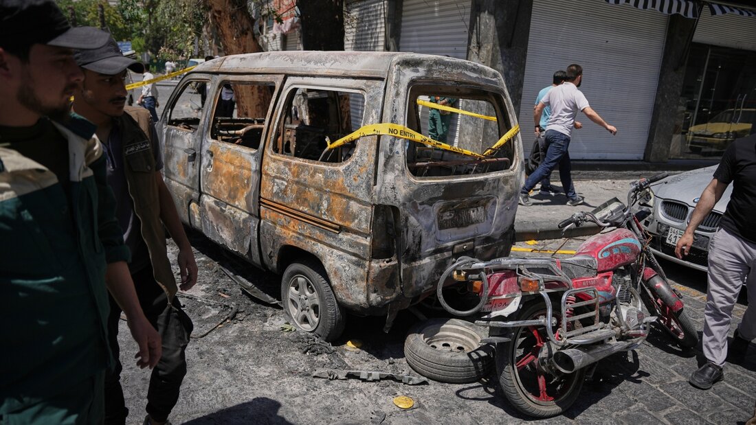 Syrische Sicherheitskräfte untersuchen ein ausgebranntes Fahrzeug in Damaskus, nachdem zuvor zwei Explosionen die Gegend erschüttert hatten. Foto: Omar Albam/AP/dpa 20260710085059097.jpg