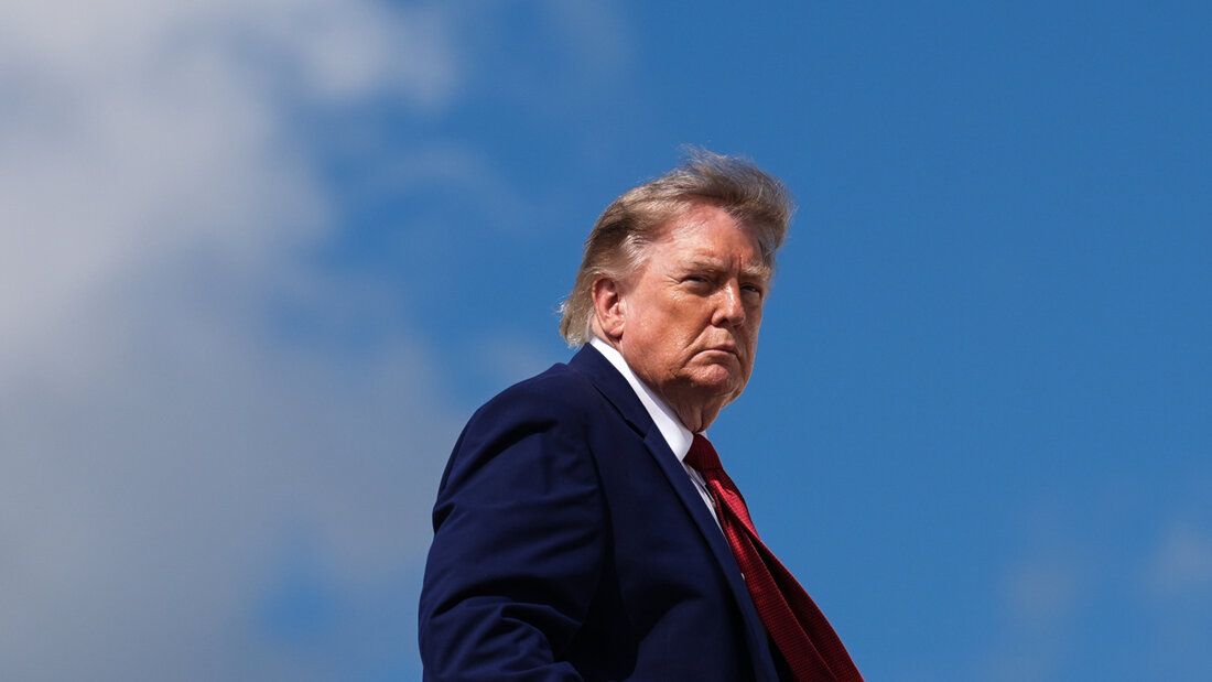 dpatopbilder - US-Präsident Donald Trump steigt auf der Joint Base Andrews in die Air Force One ein. Foto: Julia Demaree Nikhinson/AP/dpa 20260809214908150.jpg