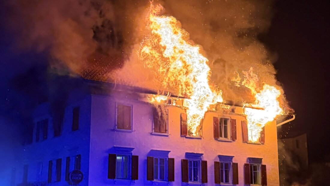 Das Feuer im Restaurant mit Wohnungen in Thusis brach nach ersten Erkenntnissen im zweiten Stock des Gebäudes aus. 20260821073250171.jpg