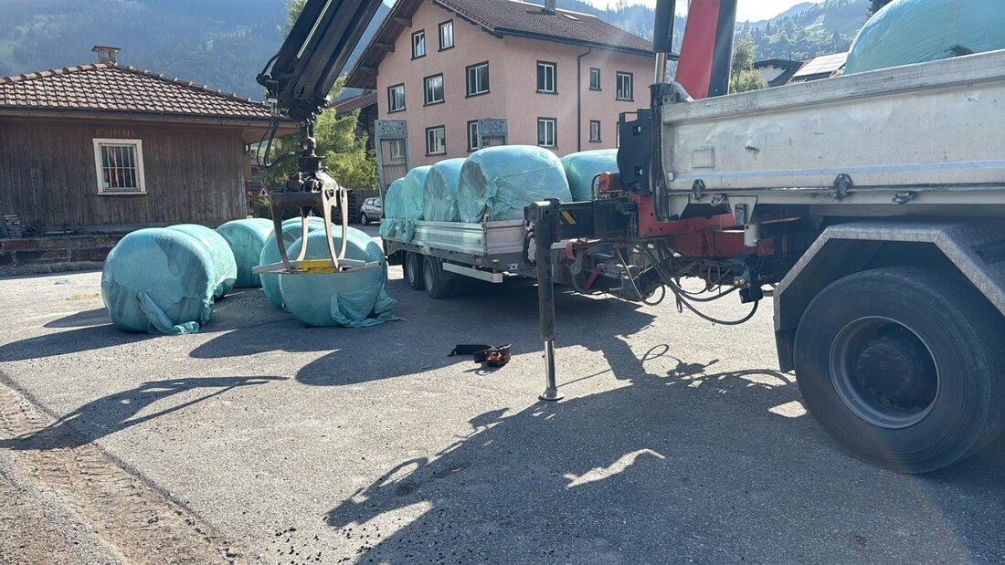 Der 36-Jährige war damit beschäftigt, mit einem Kran Siloballen von einer Lastwagenbrücke abzuladen. 20260909155909716.jpg