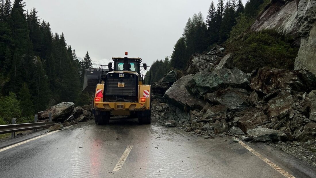 Die talseitige Fahrspur der Julierpassstrasse bei Surses GR konnte nach dem Steinschlag geräumt werden. 20250602160333020.jpg
