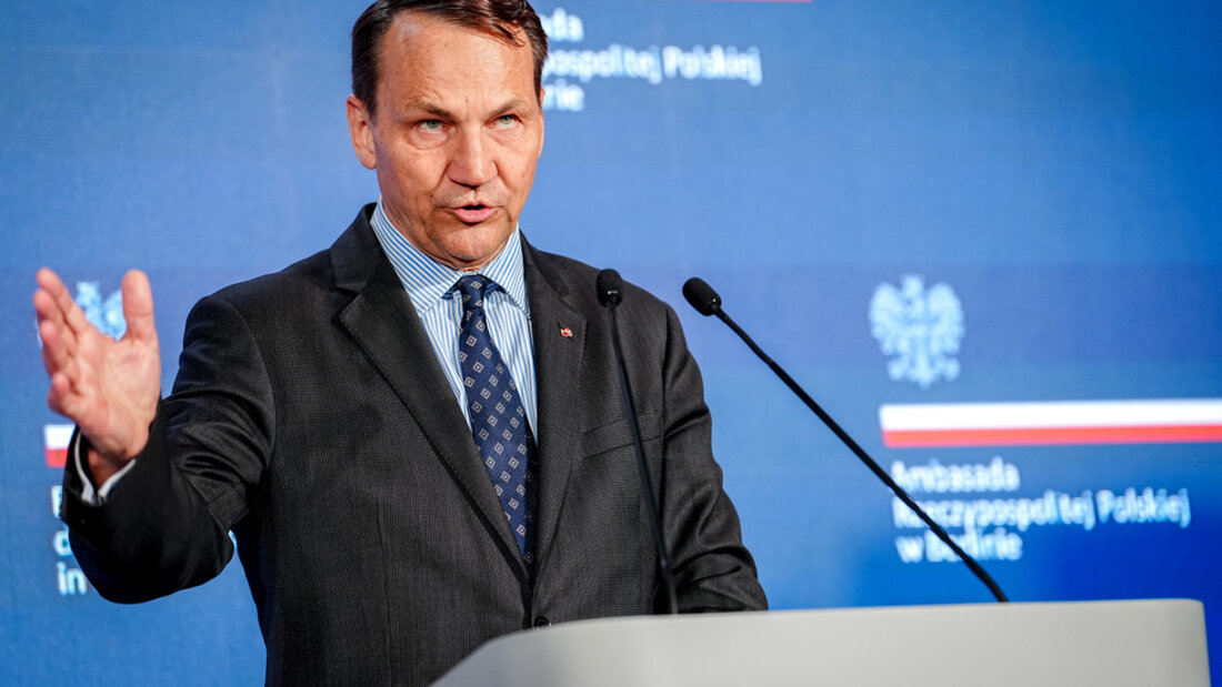 ARCHIV - Radoslaw Sikorski, Außenminister von Polen, spricht beim Deutsch-Polnischen Forum 2025 in der polnischen Botschaft in Berlin zu seinem Amtskollegen. Sikorski lässt nach einem Anschlag auf eine Bahnstrecke das russische Generalkonsulat in Danzig schließen. Foto: Kay Nietfeld/dpa 20251120102600358.jpg