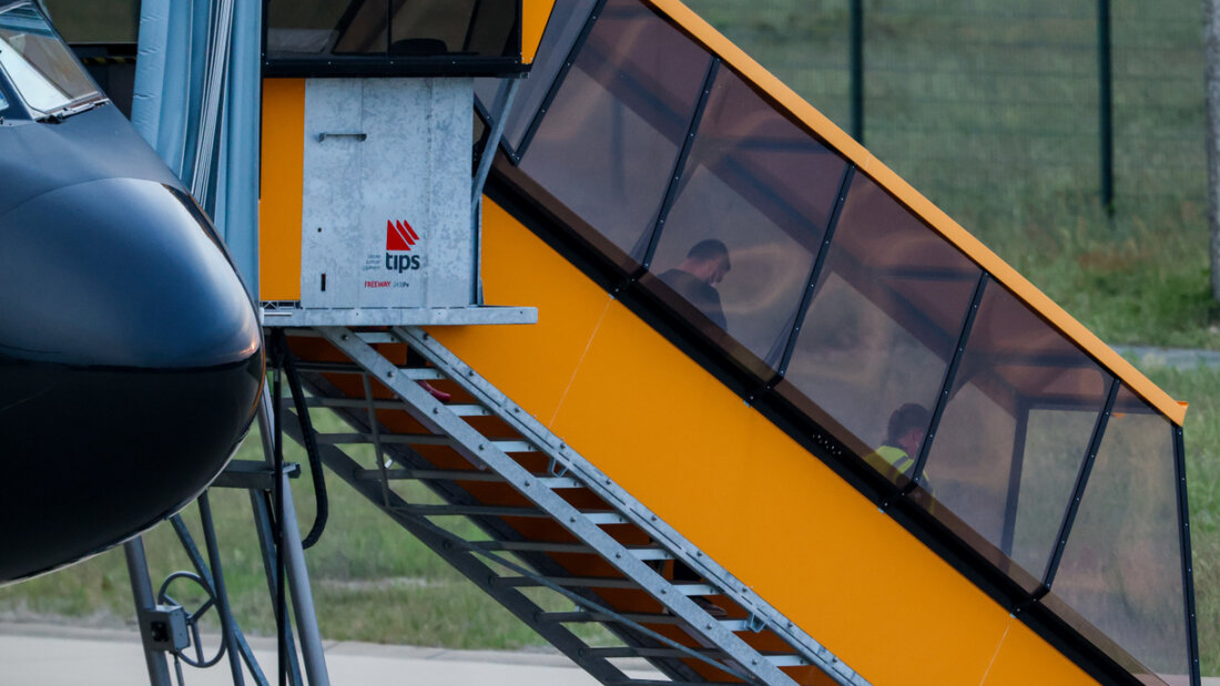 Über eine Treppe verlässt ein Passagier des von einem Hantavirus-Ausbruch betroffenen Kreuzfahrtschiffs am Flughafen Eindhoven ein Flugzeug. Das von der Kanaren-Insel Teneriffa kommende Flugzeug landete mit insgesamt 26 Passagieren und Crewmitgliedern der «Hondius». Foto: Christoph Reichwein/dpa 20260511011901935.jpg